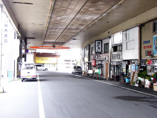 駅前のアーケード街